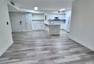 1220 Wildwood Lakes Blvd, Unit 108 in Naples, FL - Foto de edificio - Building Photo