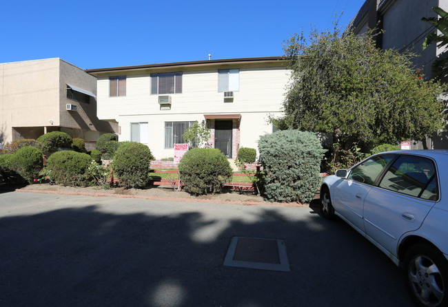 10749 Camarillo St in Toluca Lake, CA - Building Photo - Building Photo