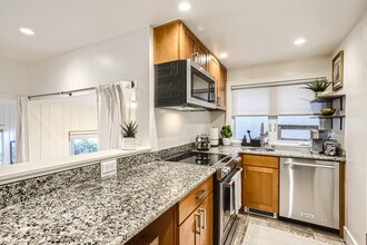 4400 55th Ave NE, Unit Lower level in Seattle, WA - Building Photo - Building Photo