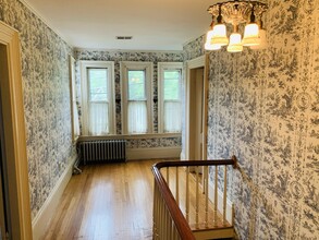 984 Chestnut St, Unit 2 in Newton, MA - Foto de edificio - Building Photo