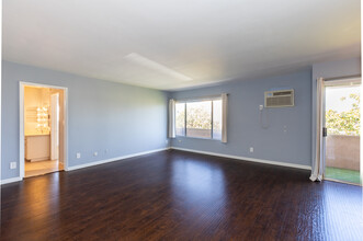 102 S Oxford Ave in Los Angeles, CA - Building Photo - Interior Photo