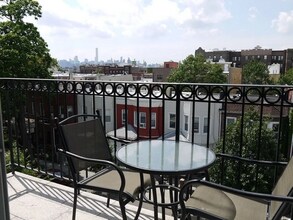 2821 36th St, Unit 4 in Astoria, NY - Foto de edificio - Building Photo