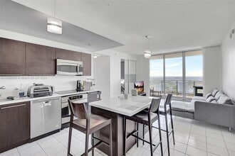 90 SW 3rd St in Miami, FL - Building Photo - Building Photo