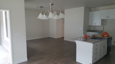 331 S 675 W in Centerville, UT - Building Photo - Building Photo