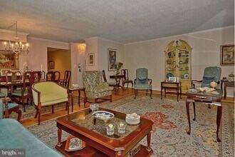 4601 N Park Ave in Chevy Chase, MD - Foto de edificio - Building Photo