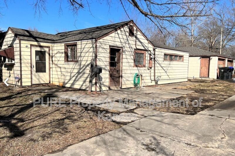 1816 SW Moundview Dr in Topeka, KS - Building Photo
