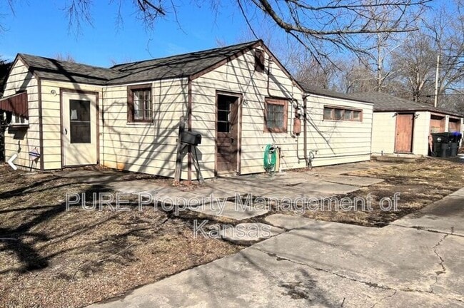 property at 1816 SW Moundview Dr