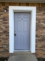 106 W Ray St in Dickson, TN - Building Photo