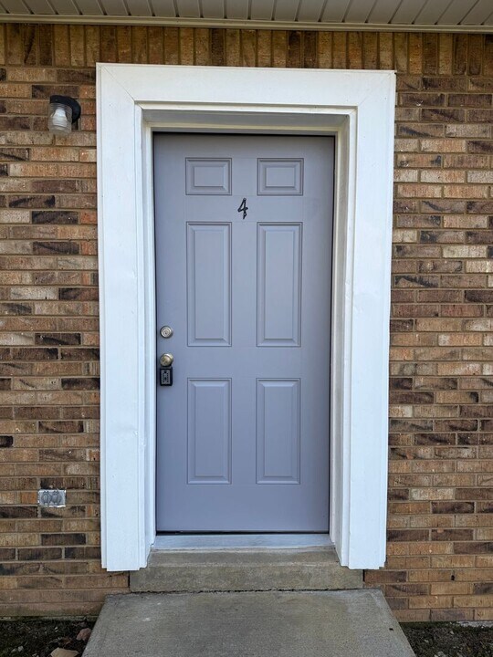 106 W Ray St in Dickson, TN - Building Photo