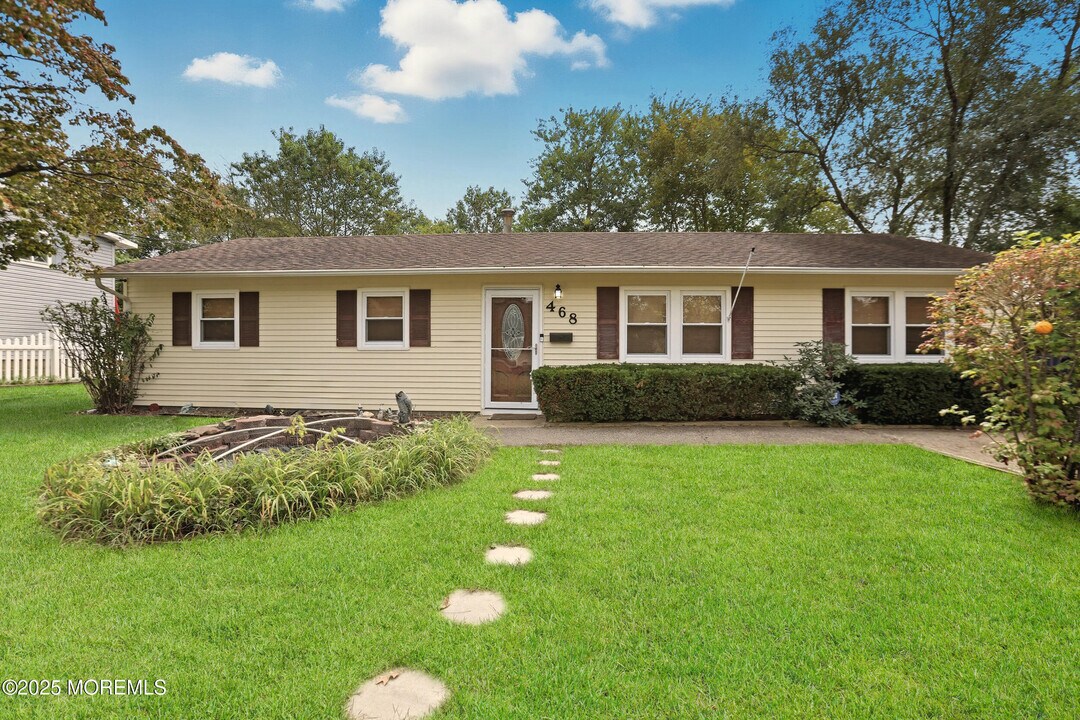 468 Brookforest Dr in Toms River, NJ - Building Photo
