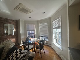 45 Mason Ter, Unit 45 in Brookline, MA - Foto de edificio - Building Photo