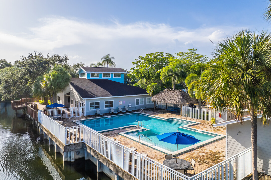 The Lauderdale at Hampton Pines in North Lauderdale, FL - Foto de edificio