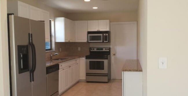 910 SW Whittier Terrace in Port St. Lucie, FL - Building Photo - Building Photo