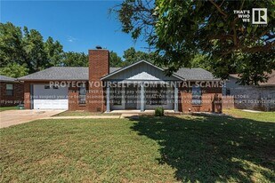 424 E Malinda Dr in Fayetteville, AR - Building Photo