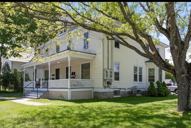 8 Grove St in Essex, VT - Building Photo - Building Photo
