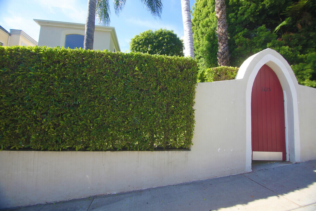 1123-1127 Larrabee St in West Hollywood, CA - Building Photo