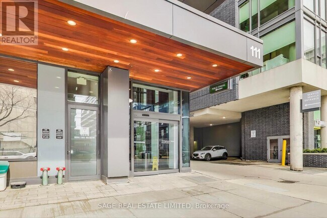 111 Bathurst St in Toronto, ON - Building Photo - Building Photo