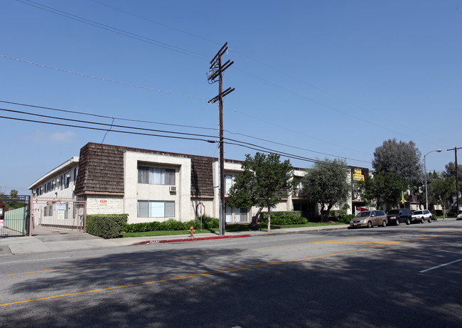 Haskell Granada Apartments in Van Nuys, CA - Foto de edificio - Building Photo