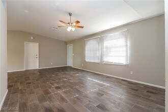 3117 NE 6th Ave in Cape Coral, FL - Foto de edificio - Building Photo