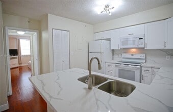 4360 NW 107th Ave in Doral, FL - Foto de edificio - Building Photo