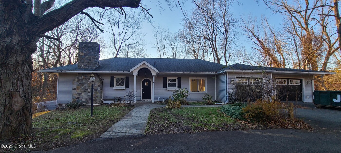 340 Albany Shaker Rd in Albany, NY - Building Photo