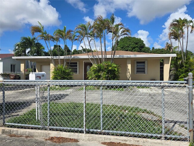 961 E 32nd St in Hialeah, FL - Building Photo - Building Photo