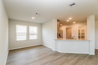 5620 Poinsettia Pl in Montgomery, TX - Foto de edificio - Building Photo