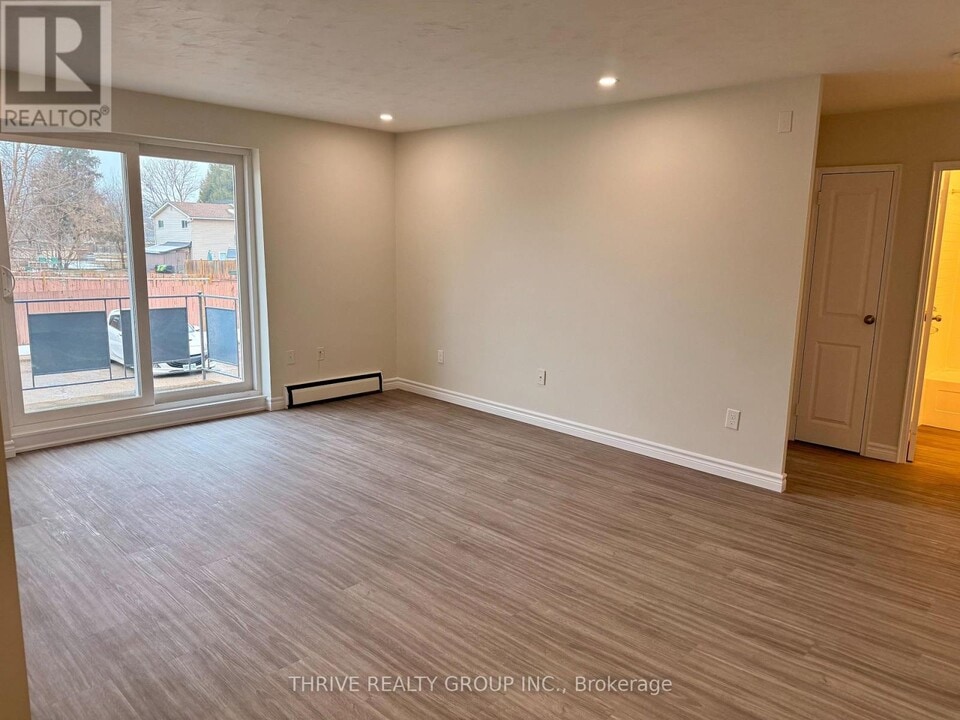 1500 Mclarenwood Terrace in London, ON - Building Photo