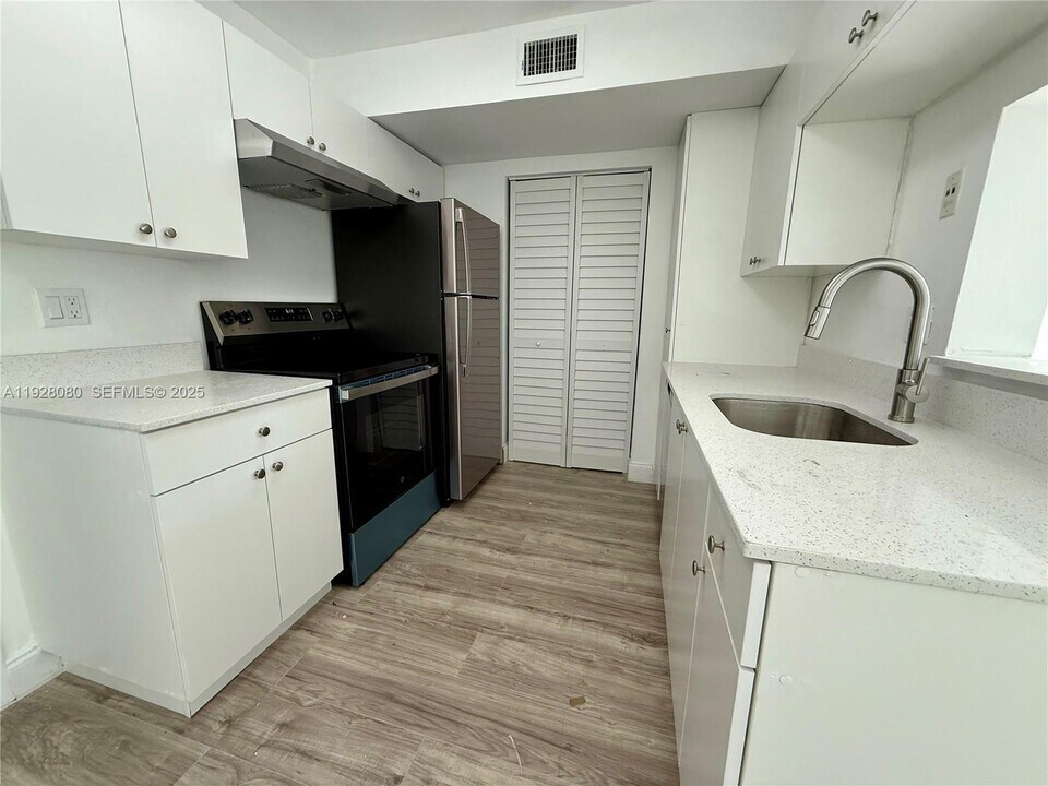 4086 N Pine Island Rd in Sunrise, FL - Building Photo