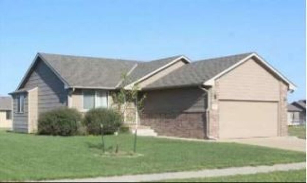 3113 Nancy Ln in Derby, KS - Building Photo