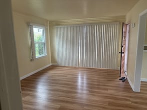 216 E 108th St in Los Angeles, CA - Foto de edificio - Building Photo