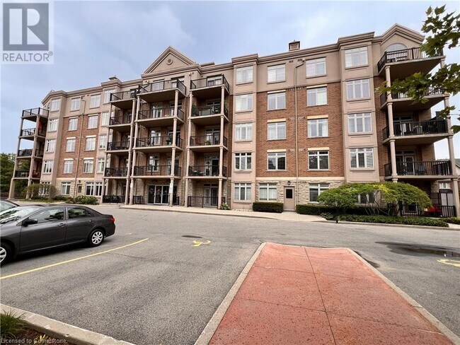 396 Plains Rd E in Burlington, ON - Building Photo - Building Photo