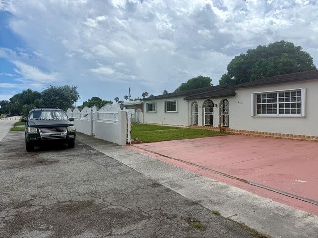 894 W 69th St in Hialeah, FL - Building Photo - Building Photo