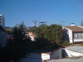 138 N Swall Dr in Los Angeles, CA - Building Photo
