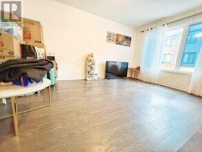 27 Ness Dr in Richmond Hill, ON - Building Photo - Building Photo