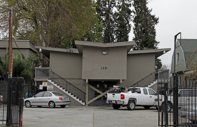 2531-2543 East 16th Street in Oakland, CA - Foto de edificio - Building Photo