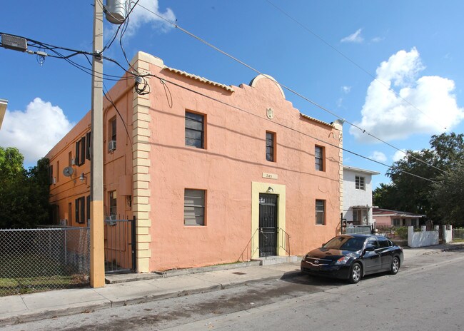 245 NW 32nd St in Miami, FL - Building Photo - Building Photo