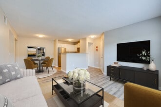 Hillside Place Apartments in Knoxville, TN - Foto de edificio - Building Photo