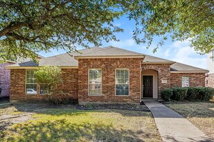 1415 Heather Ridge Dr in Lancaster, TX - Building Photo