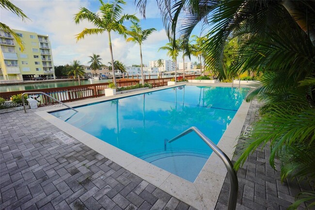 8024 Tatum Waterway Dr, Unit 3 in Miami, FL - Foto de edificio - Building Photo