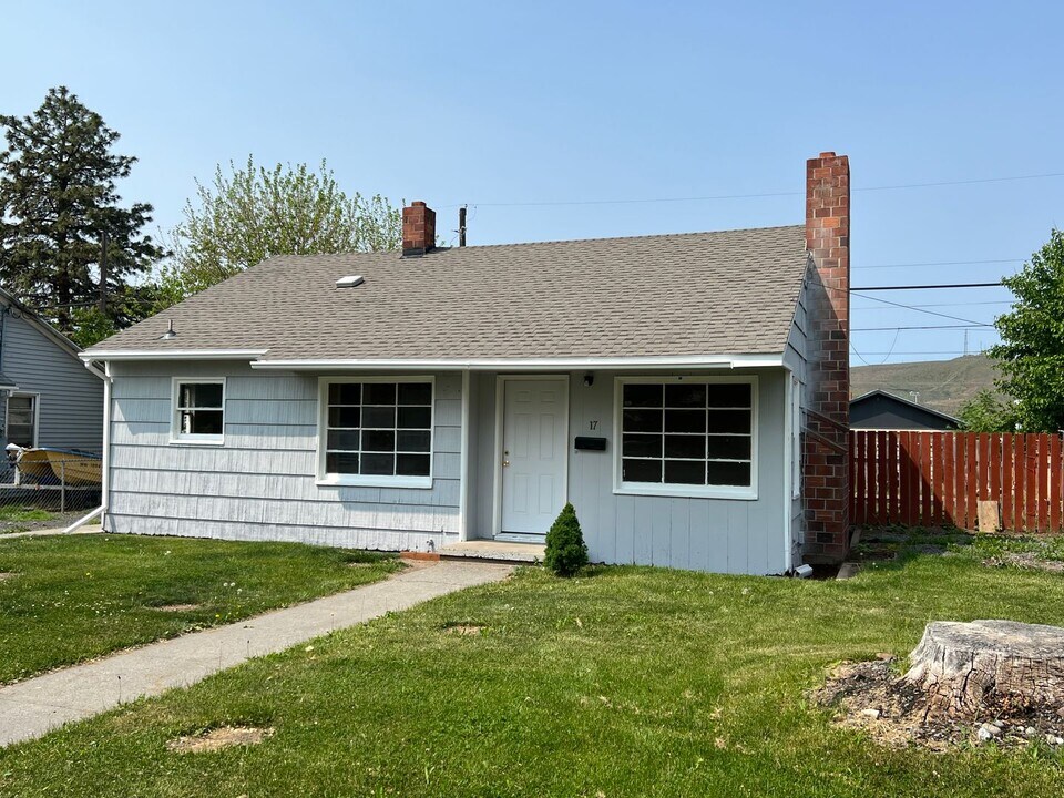 17 F St SE in Ephrata, WA - Building Photo