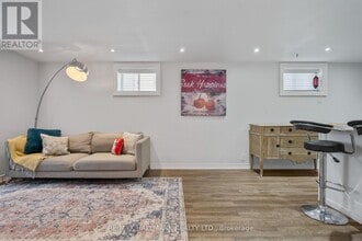 19 Guild Hall Dr in Toronto, ON - Building Photo - Building Photo