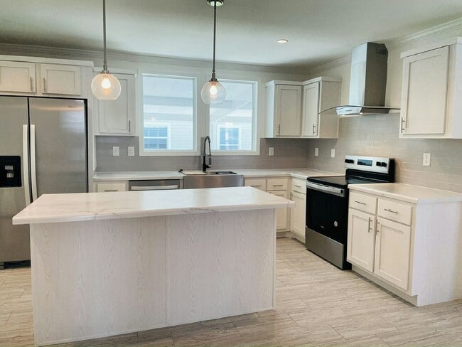 34857 Robins Song Rd in Zephyrhills, FL - Building Photo - Building Photo
