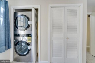 5902 Surrey Hill Pl in West Springfield, VA - Building Photo - Building Photo