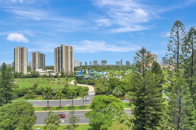 20100 W Country Club Dr in Aventura, FL - Building Photo - Building Photo