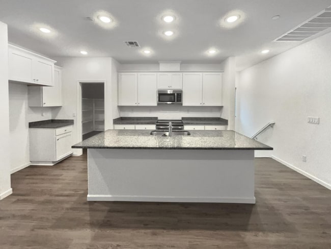 12153 Alamosa Dr in Rancho Cordova, CA - Foto de edificio - Building Photo