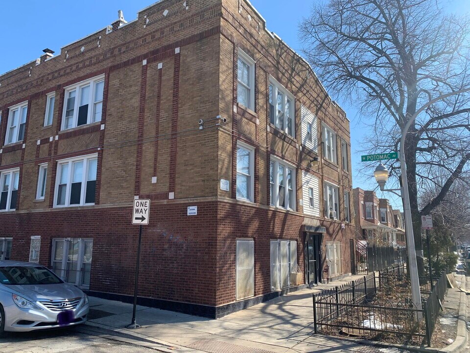 1255 N Harding Ave in Chicago, IL - Building Photo