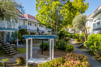 Del Coronado Apartments in San Jose, CA - Foto de edificio - Building Photo