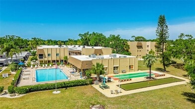 1330 Glen Oaks Dr E in Sarasota, FL - Building Photo - Building Photo