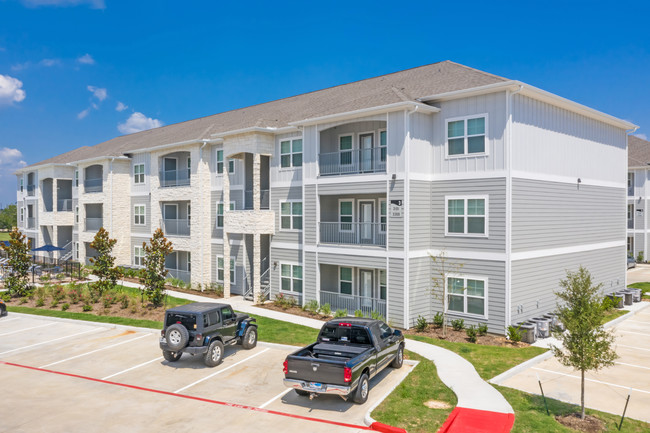 Silverwood at Hackberry Creek in Mont Belvieu, TX - Foto de edificio - Building Photo